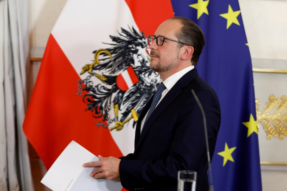 Austrian Chancellor Alexander Schallenberg arrives to a news conference in Vienna, Austria November 5, 2021. REUTERS/ Leonhard Foeger/File Photo