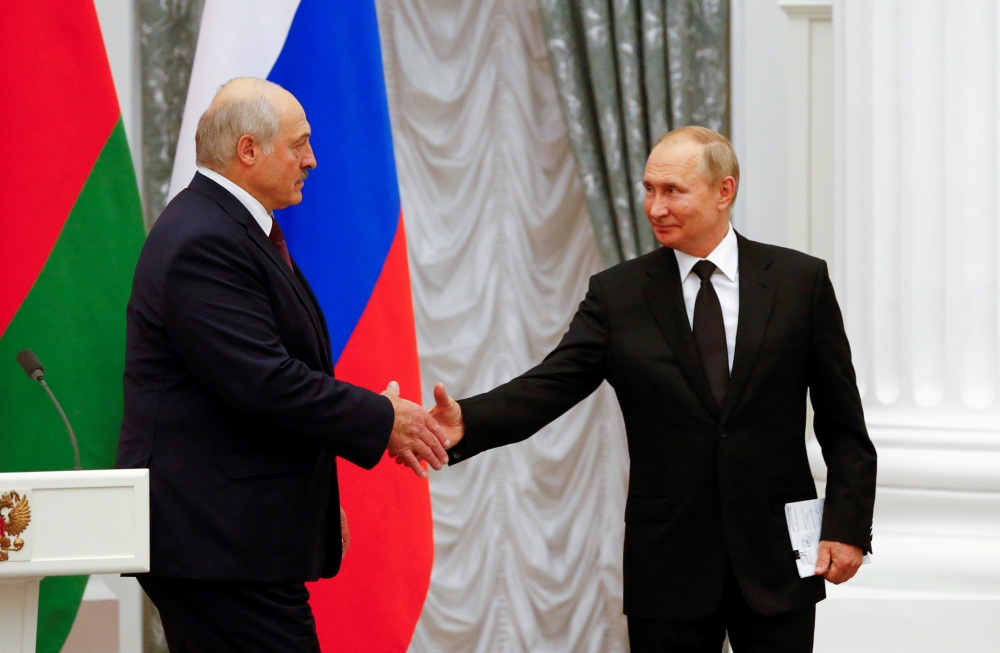 Russian President Vladimir Putin and his Belarusian counterpart Alexander Lukashenko shake hands during a news conference following their talks at the Kremlin in Moscow, Russia September 9, 2021. REUTERS/Shamil Zhumatov/File Photo