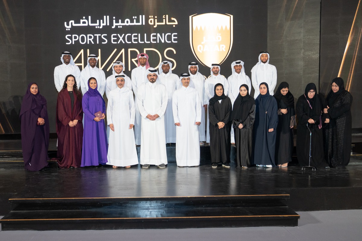 Minister of Youth and Sport H E Salah bin Ghanem Al Ali, Qatar Olympic Committee (QOC) President H E Sheikh Joaan bin Hamad Al Thani and QOC Secretary-General Jassim Rashid Al Buenain pose for a photograph with award winning Qatari athletes during the Sport Excellence Awards 2021 at Barahat Msheireb yesterday.