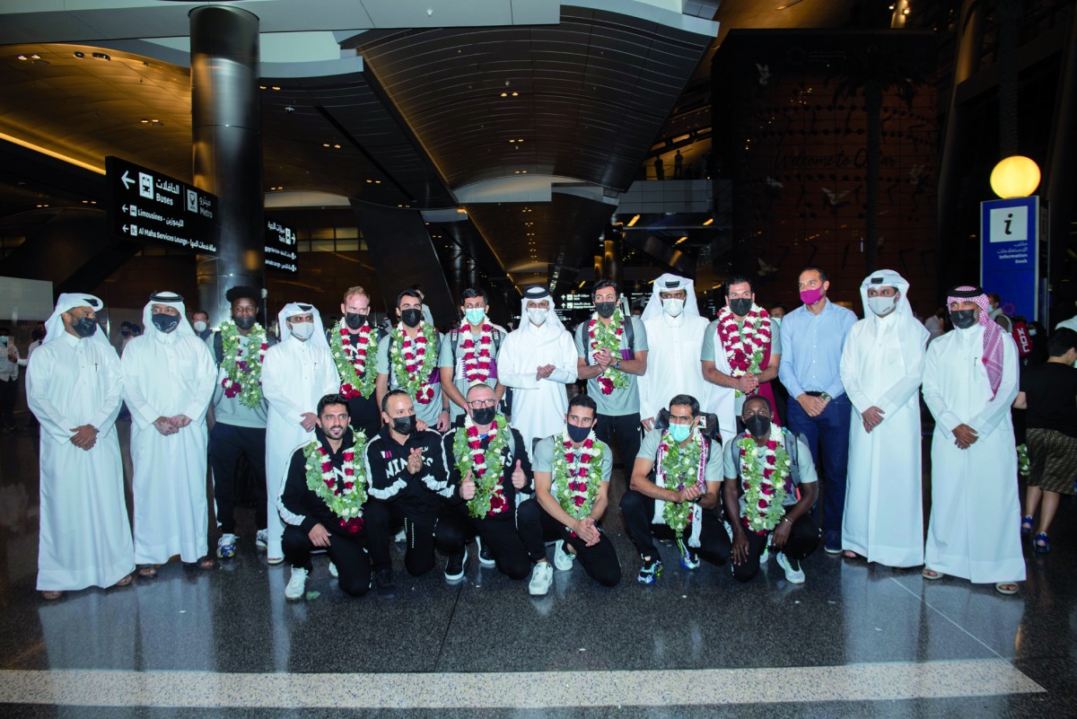 Qatar’s padel team poses for a group photo with QOC Secretary General Jassim bin Rashid Al Buenain and other officials yesterday. 