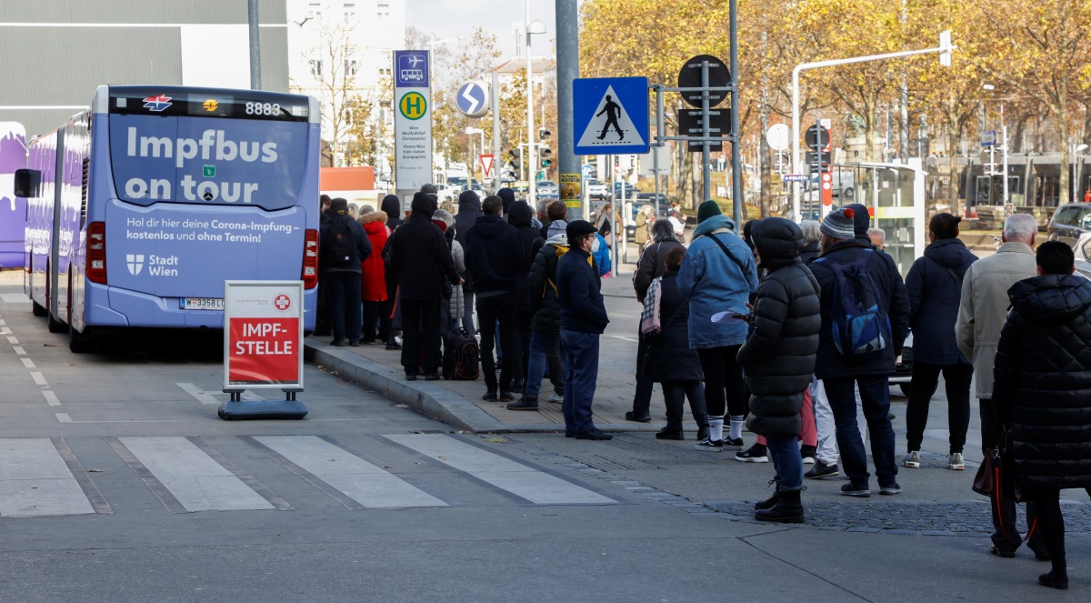 People wait in front of a vaccination bus during the coronavirus disease (COVID-19) outbreak, as Austria's government has imposed a lockdown on people who are not fully vaccinated, in Vienna, Austria, November 18, 2021. REUTERS/Leonhard Foeger
