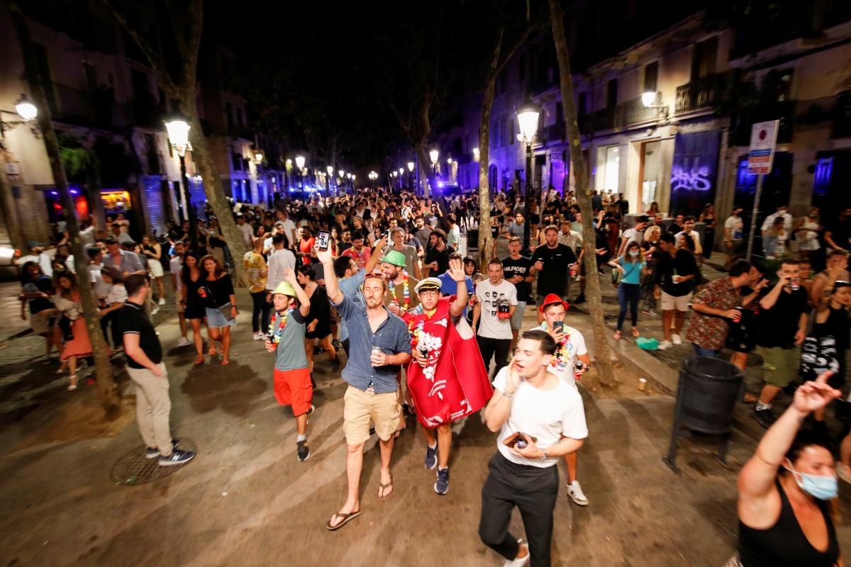 FILE PHOTO: People gather in the streets of Barcelona in the evening of May 17, 2021. REUTERS/Albert Gea/File Photo
