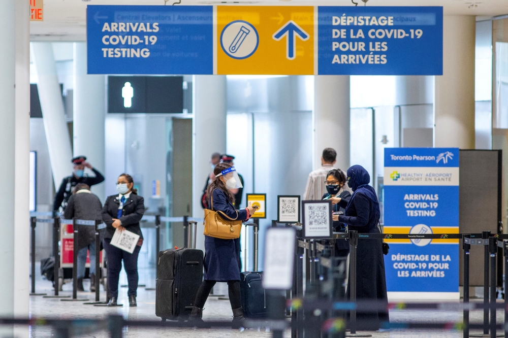 Passengers wait to be tested after they arrive at Toronto's Pearson airport after mandatory coronavirus disease (COVID-19) testing took effect for international arrivals in Mississauga, Ontario, Canada February 15, 2021. REUTERS/Carlos Osorio/File Photo
