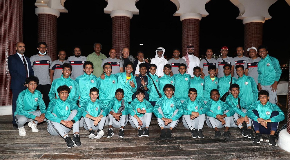 QFA President Sheikh Hamad bin Khalifa bin Ahmed Al Thani poses for a photo with Yemen U-15 squad.