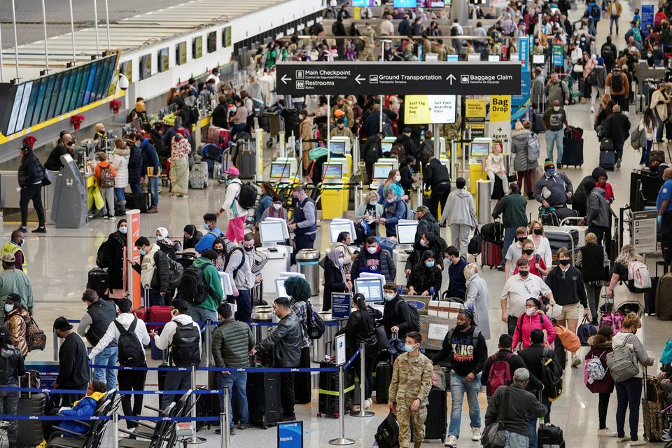 Passengers are seen at Hartsfield-Jackson Atlanta International Airport in Atlanta, Georgia, U.S. December 20, 2021. REUTERS/Elijah Nouvelage/File Photo/File Photo/File Photo


