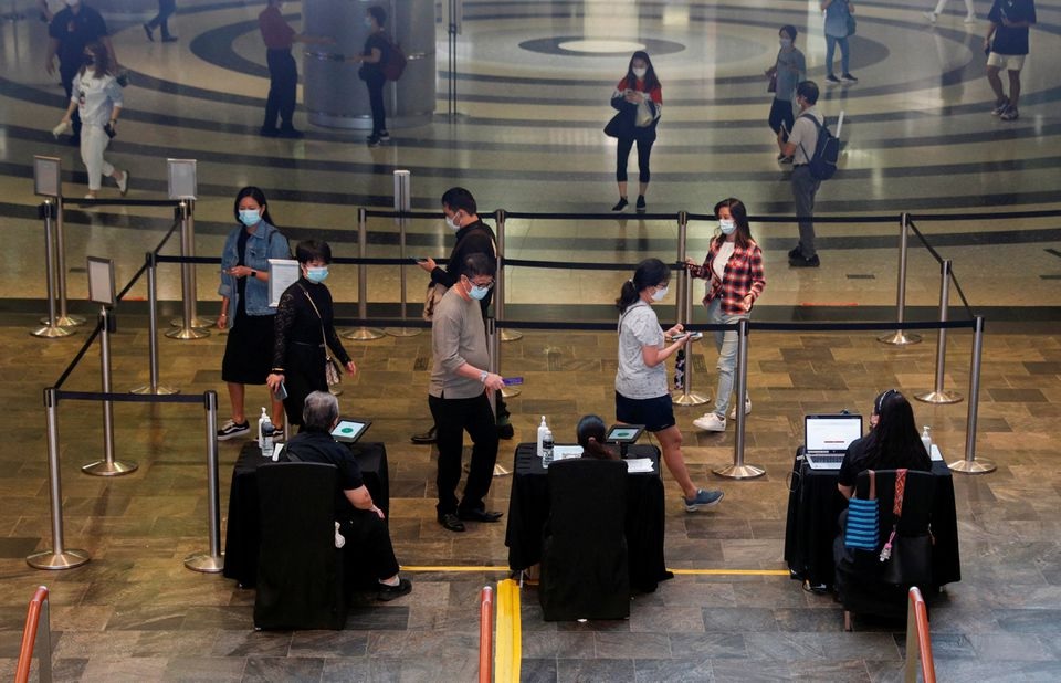 People verify their vaccination statuses as they enter a mall, amid the coronavirus disease (COVID-19) outbreak, in Singapore November 18, 2021. REUTERS/Edgar Su

