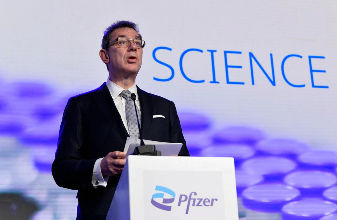 Pfizer CEO Albert Bourla talks during a press conference with European Commission President Ursula von der Leyen after a visit to oversee the production of the Pfizer-BioNtech COVID-19 vaccine at the factory of U.S. pharmaceutical company Pfizer in Puurs, Belgium April 23, 2021. John Thys /Pool via REUTERS

