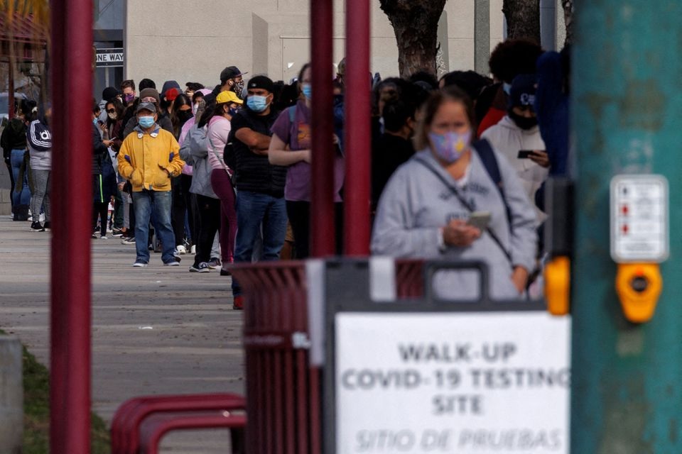 People wait outside a community center as long lines continue for individuals trying to be tested for COVID-19 during the outbreak of the coronavirus disease (COVID-19) in San Diego, California, U.S., January 10, 2022. REUTERS/Mike Blake

