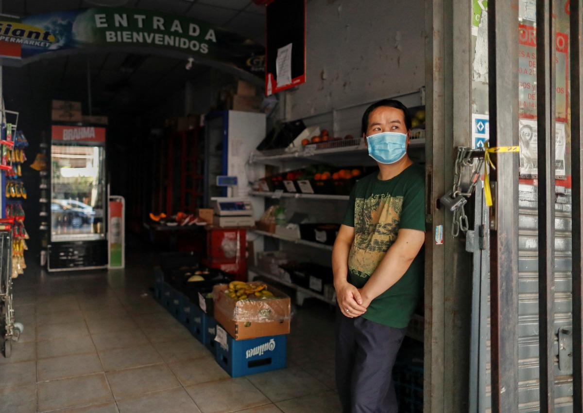 A seller waits for costumers at his shop during a blackout, amid a heat wave, in Buenos Aires, Argentina January 11, 2022. REUTERS/Agustin Marcarian
