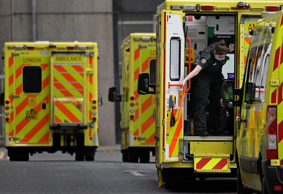 A health worker closes the door of an ambulance outside of the Royal London Hospital, amid the coronavirus disease (COVID-19) pandemic in London, Britain, January 7, 2022. REUTERS/Toby Melville/


