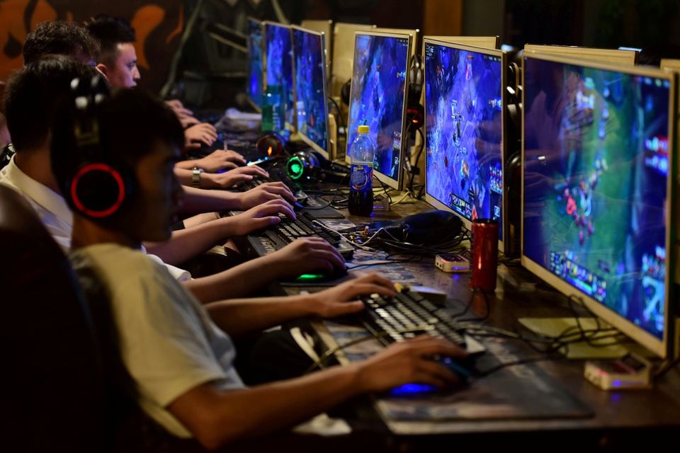 People play online games at an internet cafe in Fuyang, Anhui province, China August 20, 2018. REUTERS/Stringer

