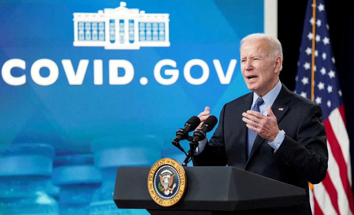 FILE PHOTO: U.S. President Joe Biden delivers remarks on the coronavirus disease (COVID-19) before receiving a second COVID-19 booster vaccination in the Eisenhower Executive Office Building’s South Court Auditorium at the White House in Washington, U.S., March 30, 2022. REUTERS/Kevin Lamarque/File Photo
