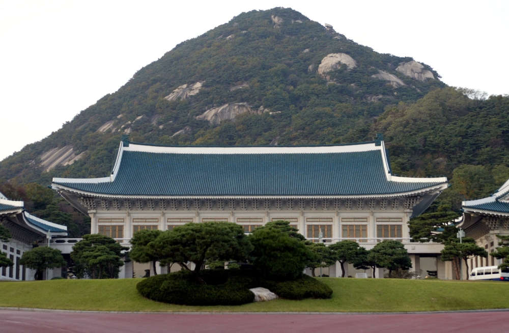 The Blue House, known in Korean as Chongwadae in Seoul is seen in this picture taken October 17, 2003. REUTERS/Lee Jae-Won LJW//File Photo

