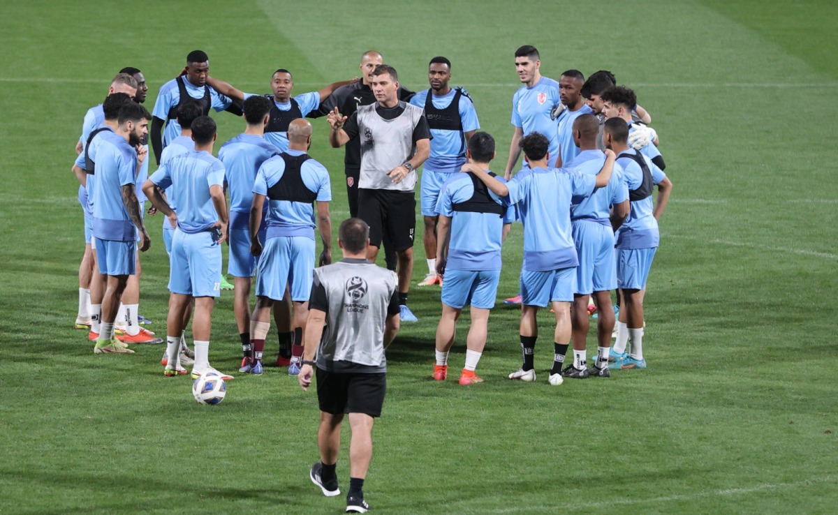 Al Duhail's new coach Hernan Crespo with players during a training session in Buraidah, Saudi Arabia, yesterday, ahead of their AFC Champions League Group D match against Al Taawoun.