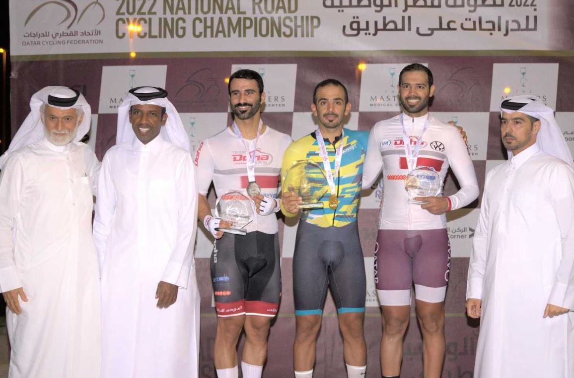 The podium winners of the men’s event pose with the officials. 