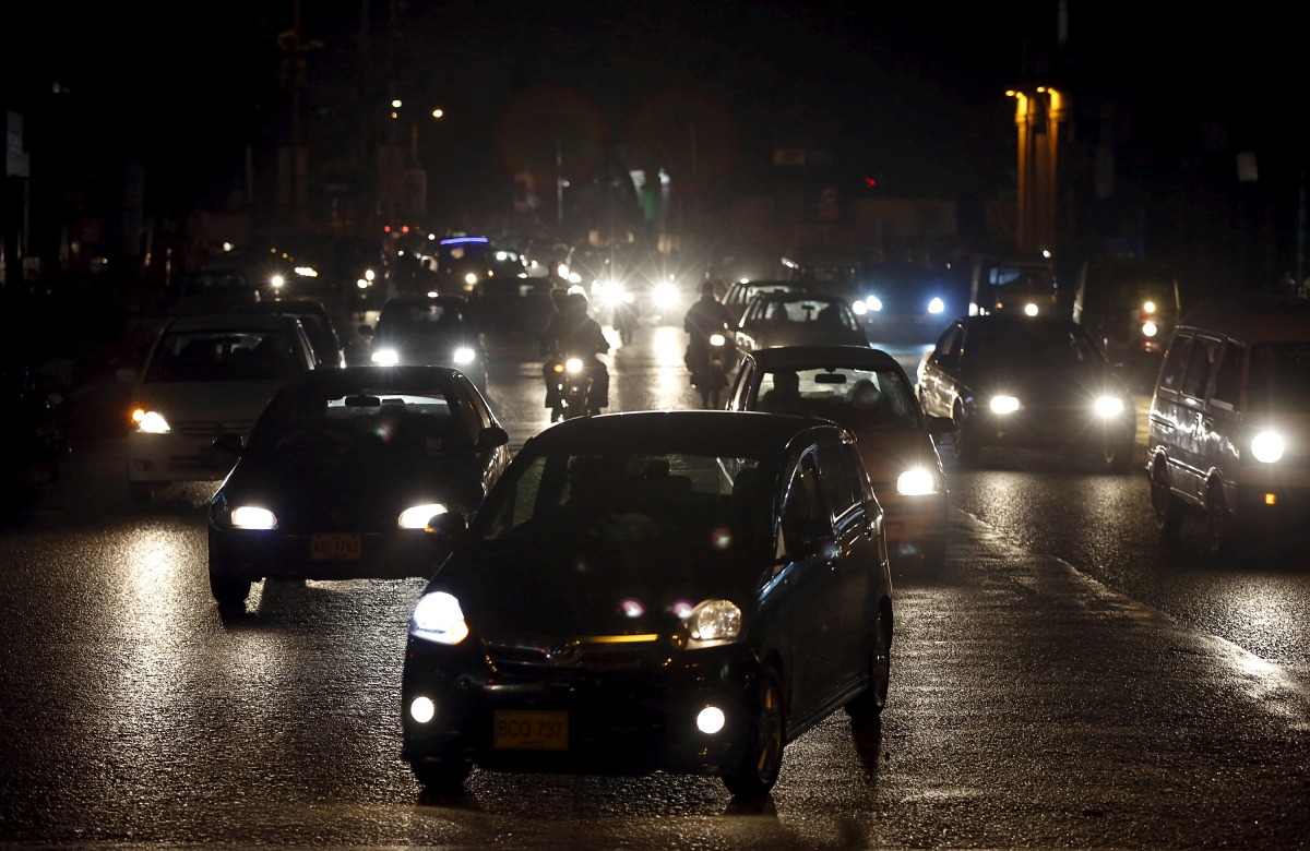 FILE PHOTO: Vehicles move along a road in Karachi, Pakistan, January 15, 2016. REUTERS/Akhtar Soomro/File Photo

