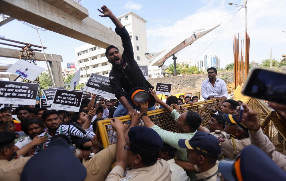 Police stop Indian Youth Congress supporters, as they attempt to cross a barricade during a protest against the Agneepath recruitment scheme on a street in Mumbai, India, June 18, 2022. Reuters/Francis Mascarenhas
 