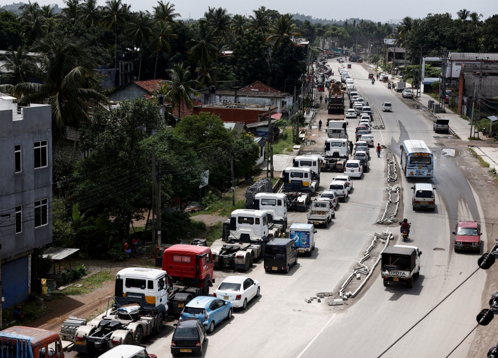 Vehicles queue for diesel and petrol as they wait for a bowser since yesterday, amid the country's economic crisis, in Colombo, Sri Lanka, June 23, 2022. (REUTERS/Dinuka Liyanawatte/File Photo)