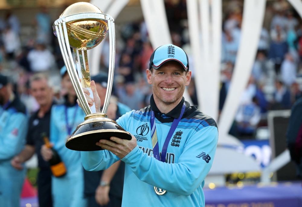 England's Eoin Morgan celebrates winning the 2019 world cup with the trophy (Reuters/Peter Cziborra/File Photo)