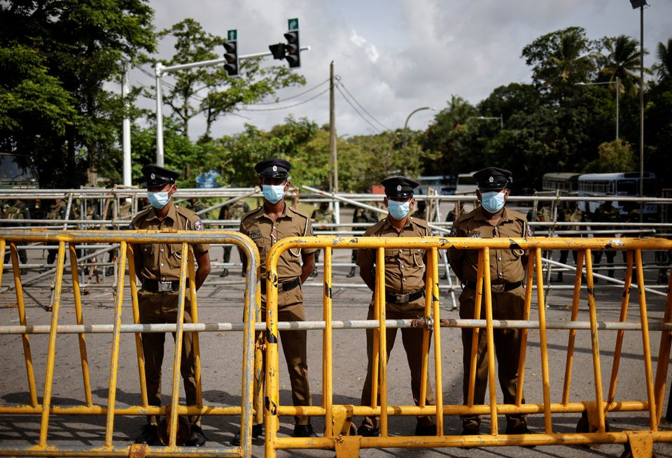 Security personel stand guard outside the Parliament building, amid the country's economic crisis, in Colombo, Sri Lanka July 16, 2022. REUTERS/Adnan Abidi


