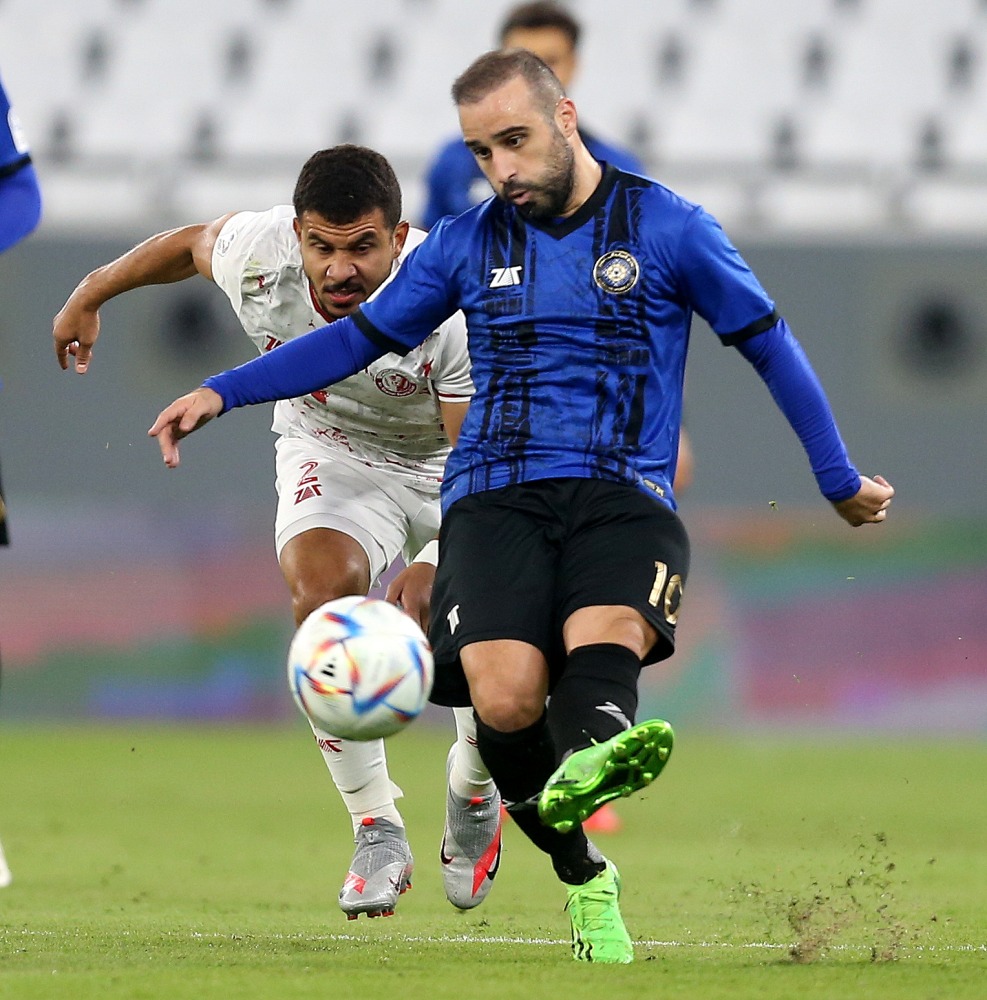 Al Sailiya's Giannis Fetfatzidis shoots to score against Al Shamal. Pic. Mohammed Farag