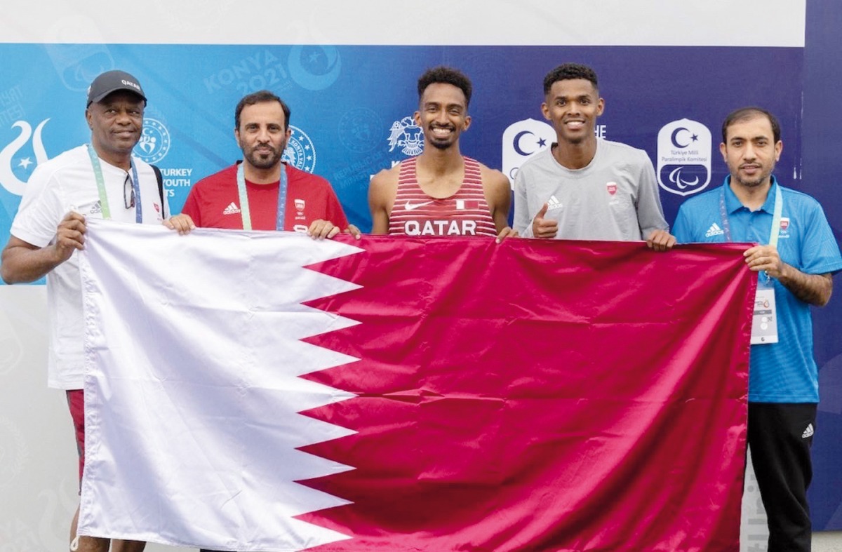 Qatar’s Abubaker Haydar Abdalla with the Qatar Athletics Federation President Muhammad Issa Al Fadala and team officials. 