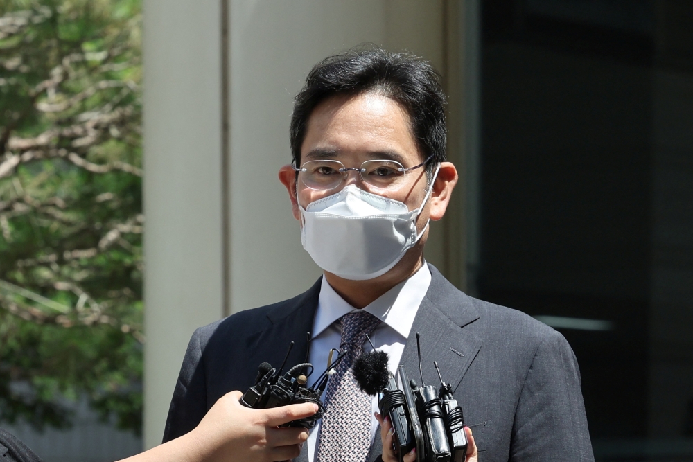 Samsung Electronics Vice Chairman Jay Y. Lee leaves a court in Seoul, South Korea, August 12, 2022. (Yonhap via REUTERS)