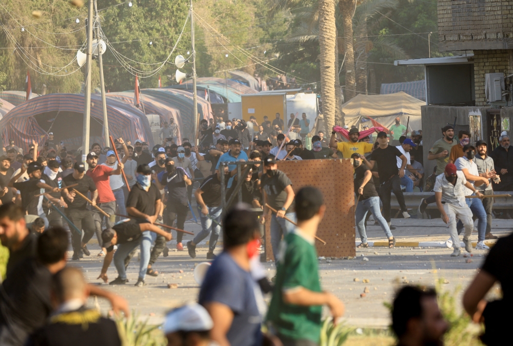 Supporters of Iraqi populist leader Moqtada al-Sadr clash with supporters of the Coordination Framework, a group of Shi'ite parties, at the Green Zone in Baghdad, Iraq August 29, 2022. REUTERS/Thaier Al-Sudani