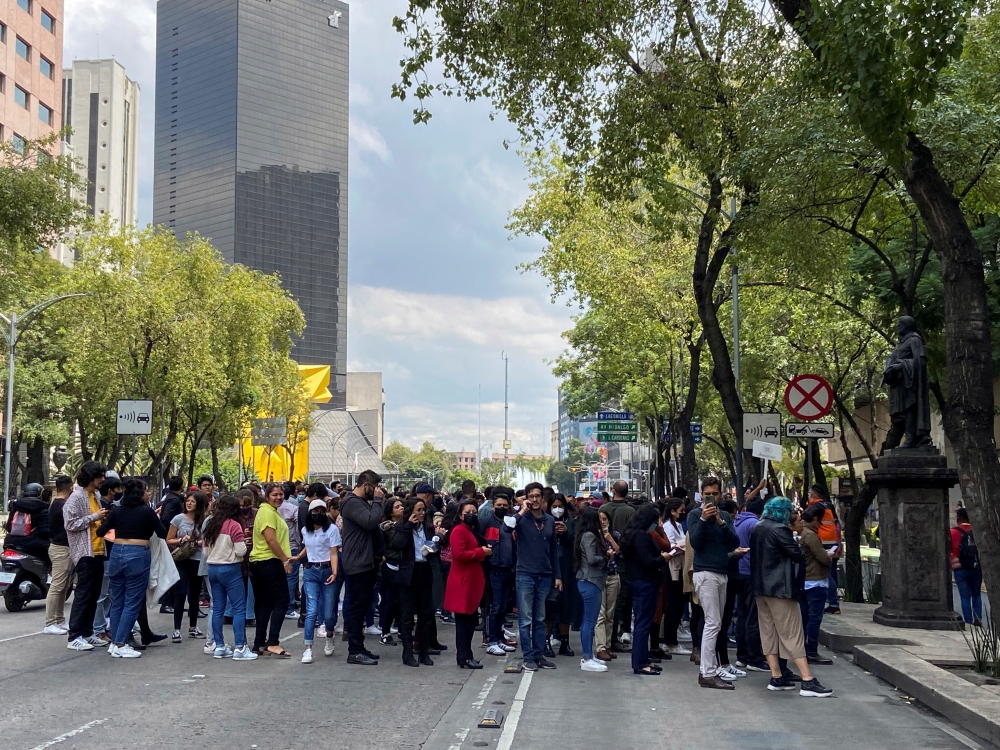 People react during a quake in Mexico City, Mexico September 19, 2022. (REUTERS/Raquel Cunha)