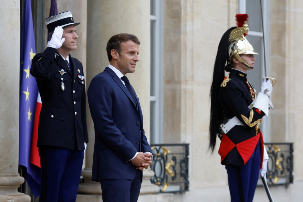 French President Emmanuel Macron welcomes Armenian Prime Minister Nikol Pashinyan (not seen) at the Elysee Palace in Paris, France, on September 26, 2022. REUTERS/Gonzalo Fuentes