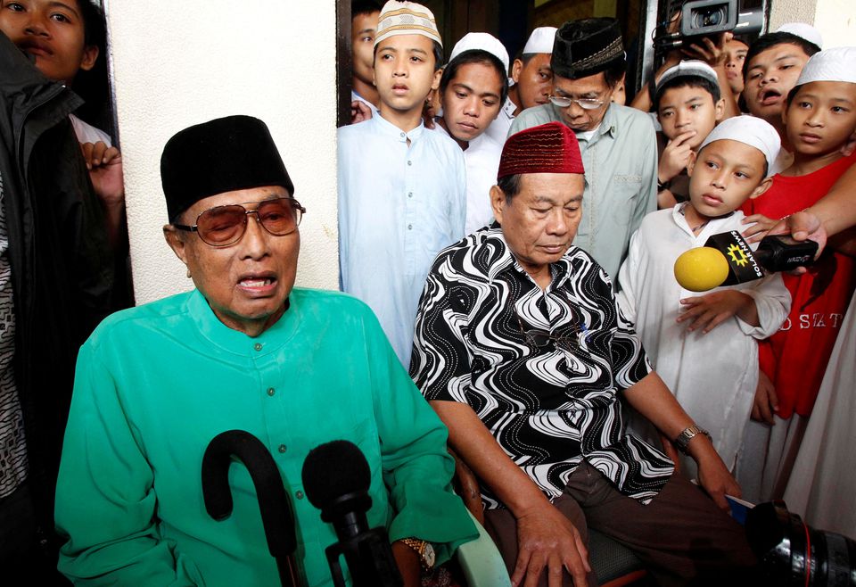 Jamalul Kiram III, a former Sultan of the Sulu region of the southern Philippines, answers questions as he sits surrounded by his followers, during a brief news conference in front of the Blue Mosque in Taguig city, south of Manila on February 22, 2013. File Photo / Reuters
