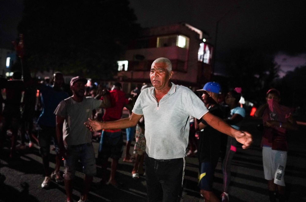 A man reacts in a protest during a blackout in the aftermath of Hurricane Ian in Havana, Cuba, September 30, 2022. Reuters/Alexandre Meneghini