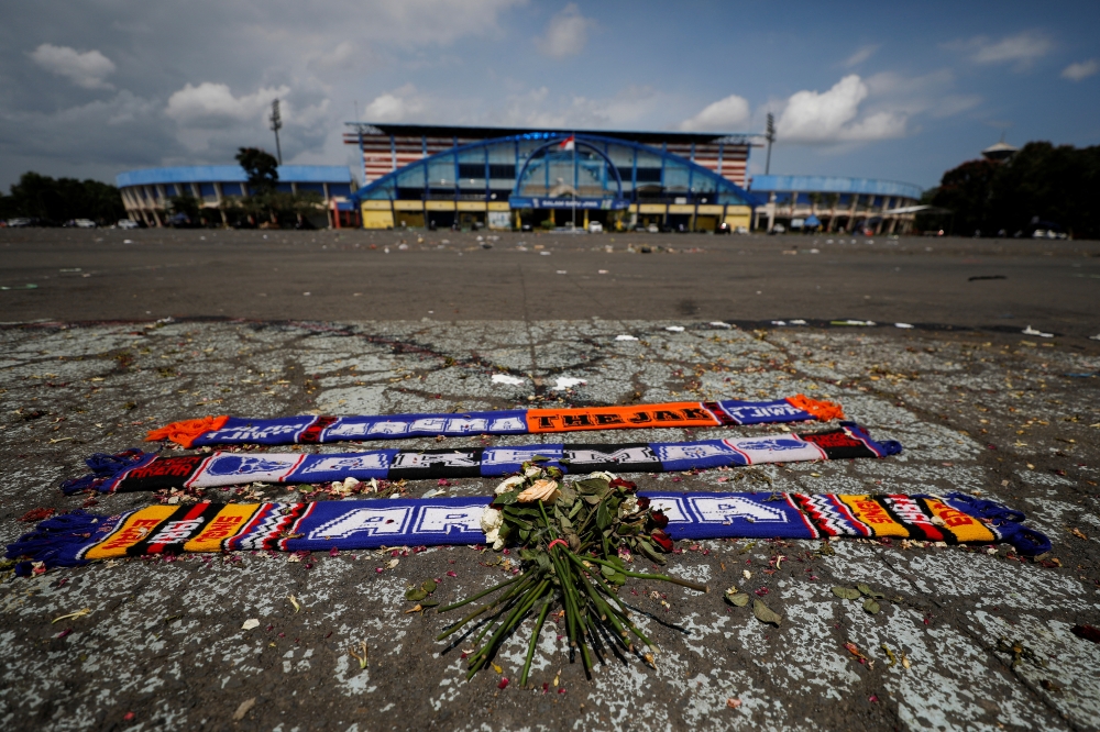 Flowers and supporters' tributes are placed to pay condolences to the victims of a riot and stampede following soccer match between Arema vs Persebaya, outside Kanjuruhan stadium in Malang, East Java province, Indonesia, October 4, 2022. REUTERS/Willy Kurniawan