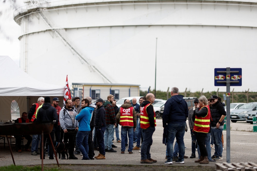 Workers on strike gather in front of the ExxonMobil oil refinery in Port-Jerome-sur-Seine, France, on October 5, 2022. REUTERS/Benoit Tessier
