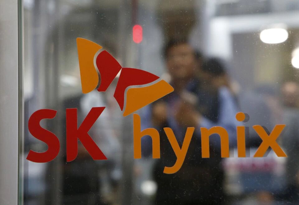 Employees walk past the logo of SK Hynix at its headquarters in Seongnam, South Korea, on April 25, 2016.  File Photo / Reuters