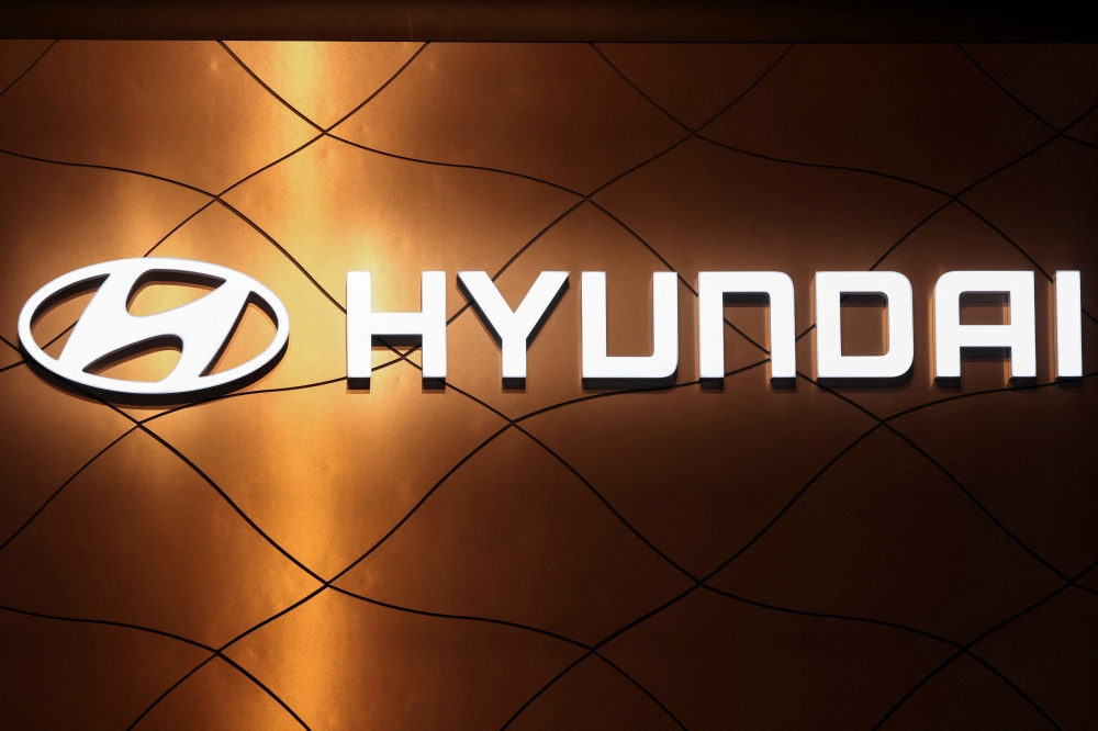 The logo of Hyundai Motor Company is pictured at the New York International Auto Show, in Manhattan, New York City, U.S., April 13, 2022. REUTERS/Andrew Kelly/File Photo