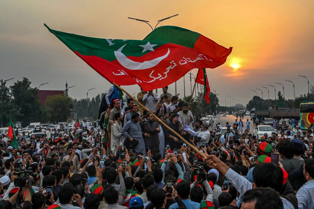 Supporters of former Pakistani prime minister Imran Khan, take part in a protest as they block the main road a day after the assassination attempt on Khan, in Peshawar, on November 4, 2022. (AFP/Abdul MAJEED)