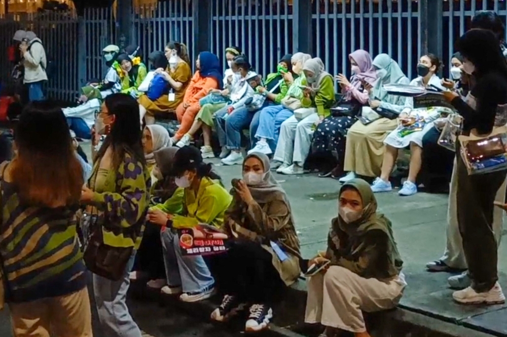 This picture taken on November 4, 2022 shows fans of K-pop music group NCT127 gathered outside the concert venue after the event was stopped in Serpong, Banten provice. Photo by Fajrin Raharjo / AFP