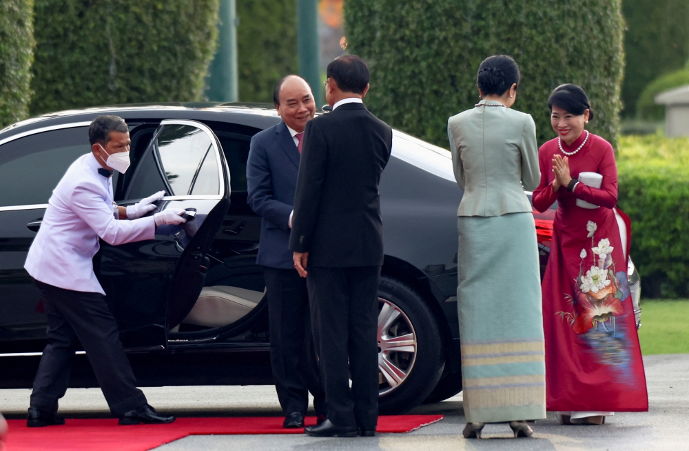 Thailand's Prime Minister Prayuth Chan-ocha greets Vietnam's President Nguyen Xuan Phuc as they meet at the Government House in Bangkok, Thailand, on November 16, 2022. REUTERS/Athit Perawongmetha