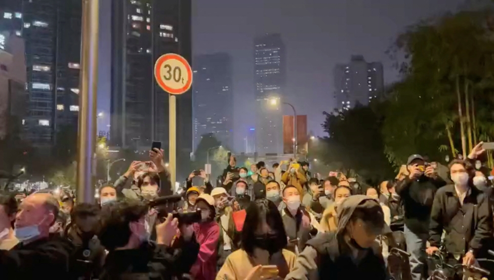 Protesters chant slogans in support of freedom of speech and the press, amid broader nationwide unrest due to COVID-19 lockdown policies, in Chengdu, China in this still image obtained from undated social media video released November 27, 2022. (Reuters)
