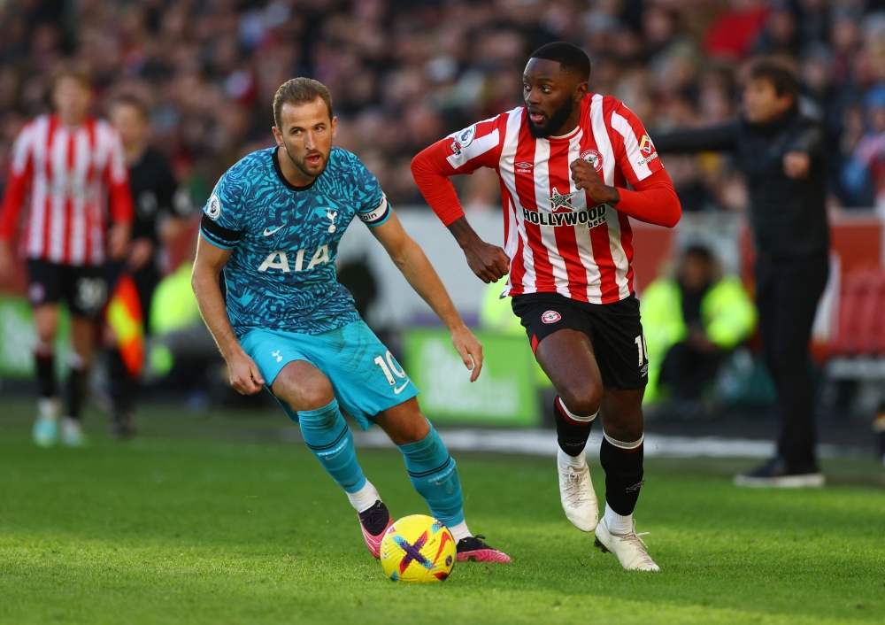 Tottenham Hotspur's Harry Kane in action with Brentford's Josh Dasilva during a Premier League match at Brentford Community Stadium, London, Britain, December 26, 2022. (Reuters/Matthew Childs)