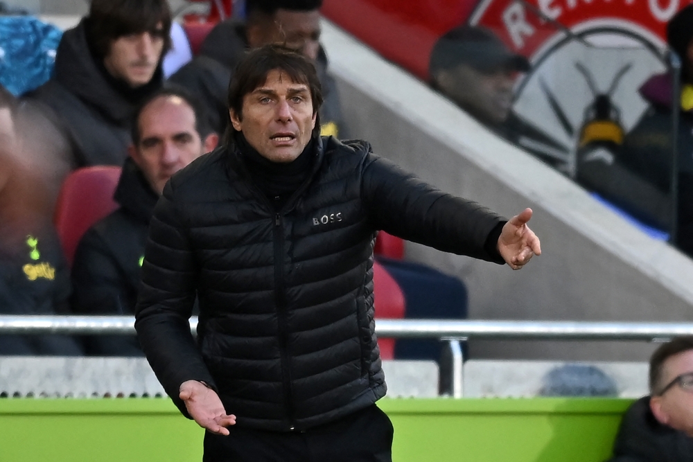 Tottenham Hotspur's coach Antonio Conte gestures on the touchline during the English Premier League match between Brentford and Tottenham Hotspur at Gtech Community Stadium in London on December 26, 2022. (Photo by Ben Stansall / AFP)