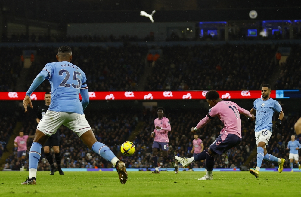 Everton's Demarai Gray scores the equalizer during the English Premier League match against Manchester City at the Etihad Stadium in Manchester on December 31, 2022.  Action Images via Reuters/Andrew Boyers 
