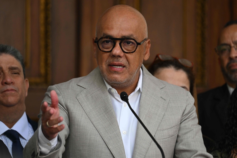 The president of the Venezuelan National Assembly, Jorge Rodriguez, gestures while speaking with the press before an extraordinary session at the National Assembly in Caracas on December 31, 2022. (Photo by Federico PARRA / AFP)