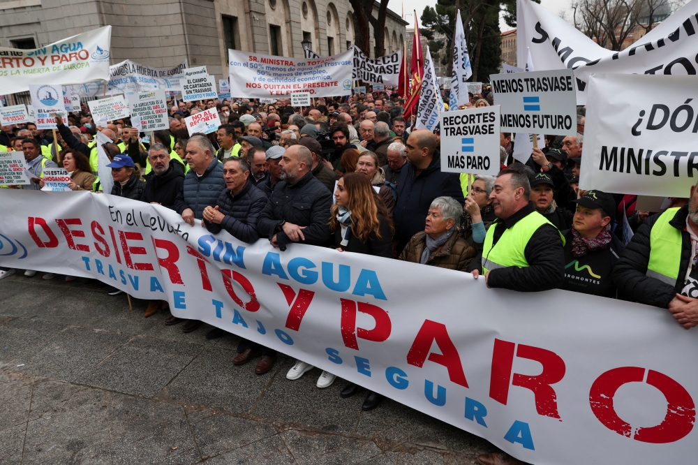Irrigators and farmers in Madrid protest over the decision by the Ministry of Environment to increase the environmental flow of the Tagus River, which will reduce the amount of water reaching agricultural land in southern Spain, on January 11, 2023. REUTERS/Violeta Santos Moura
