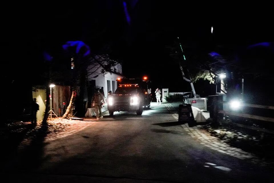 Secret Service personnel park vehicles in the driveway leading to U.S. President Joe Biden's house after classified documents were reported found there by the White House in Wilmington, Delaware, US, on January 14, 2023. REUTERS/Joshua Roberts
