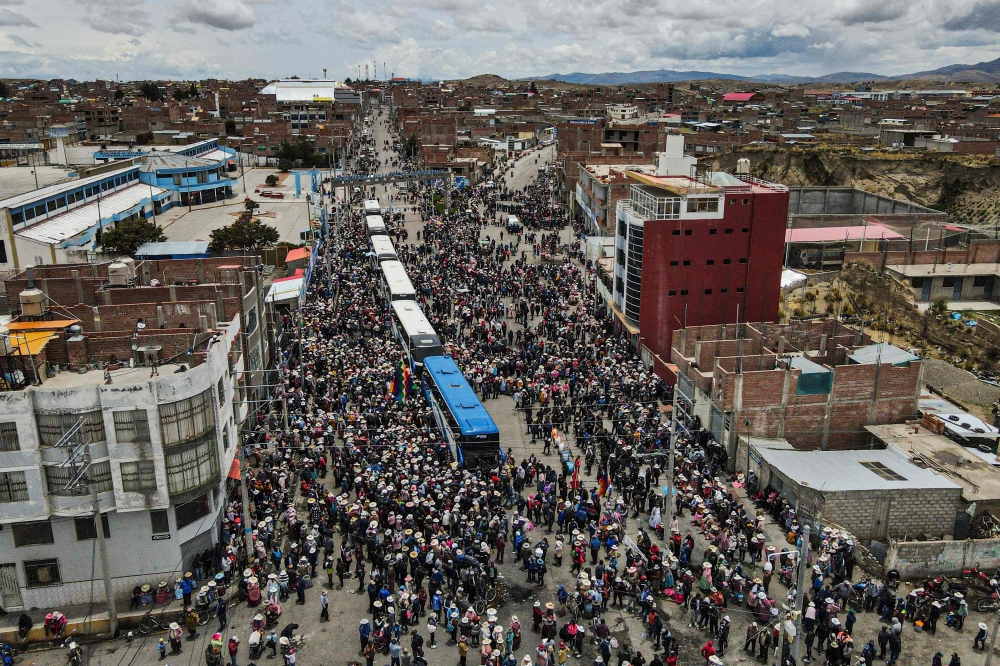 Demonstrators depart to Lima to protest against the government of Peruvian President Dina Boluarte in the city of Ilave, Puno, southern Peru on January 17, 2023. (Photo by Juan Carlos Cisneros / AFP)