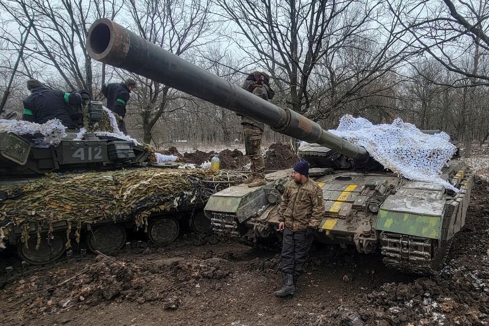 Ukrainian servicemen stand on their tanks near the frontline town of Bakhmut, amid Russia's attack on Ukraine, in Donetsk region, Ukraine January 13, 2023. REUTERS/Vladyslav Smilianets 