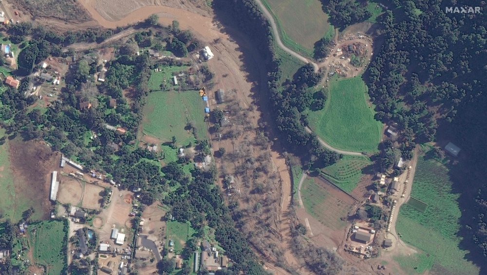 This handout satellite image courtesy of Maxar Technologies shows San Antonio Creek flooding homes and ranches in Oak View, California, on January 16, 2023.(Photo by Satellite image ｩ2022 Maxar Technologies / AFP) 
