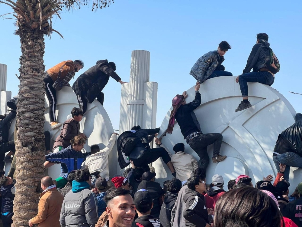 Soccer fans attempt to enter Basra International Stadium to watch the final match of the 25th Arabian Gulf Cup between Iraq and Oman, in Basra, Iraq January 19, 2023. Reuters/Mohammed Aty
